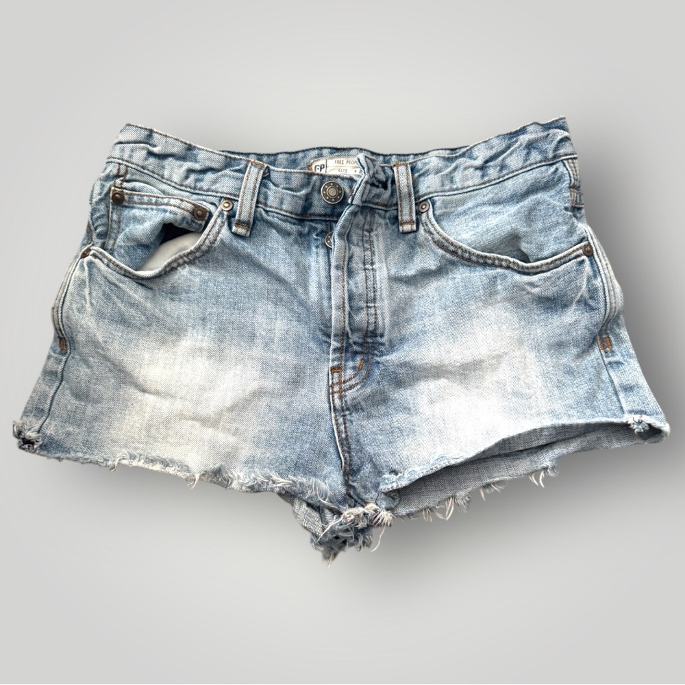 Free People FP Light Wash Denim Cutoff Shorts Raw Hem Distressed Size 27